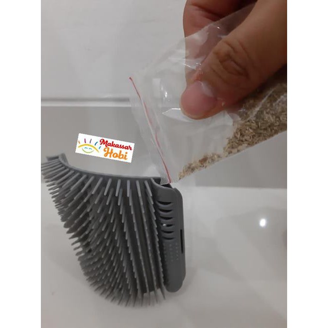 Sisir Sudut Kucing with Catnip Sikat Pijat Self Grooming Massage Brush