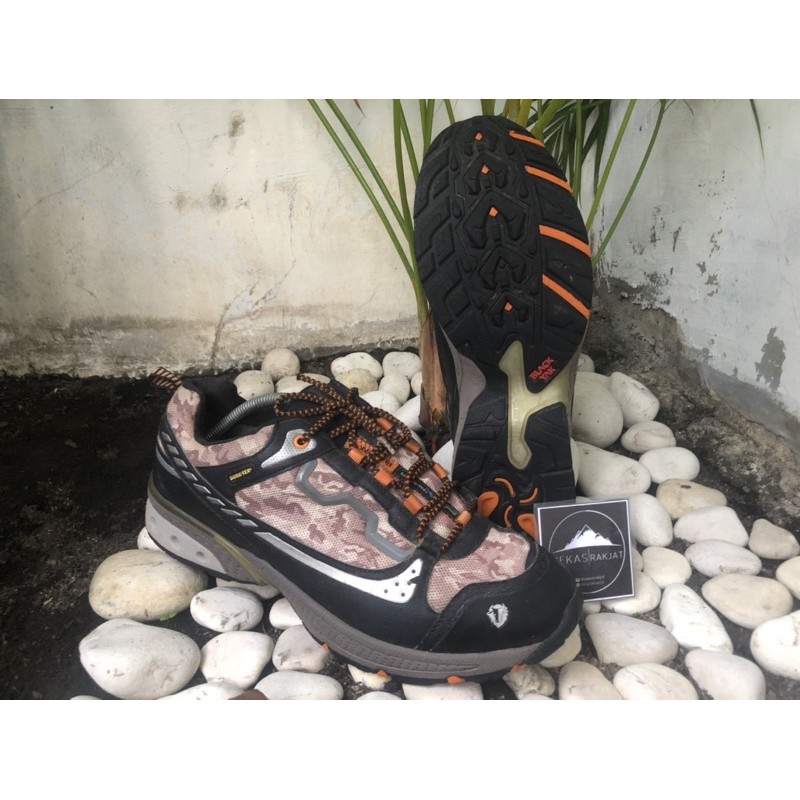 SEPATU GUNUNG BLACKYAK