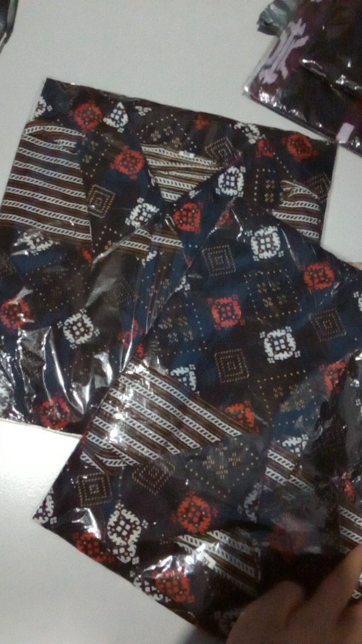 Batik Aksen Atasan Kerja Casual Batik Modern Wanita Peplum Kombinasi Embos Tanpa Lengan Panjang Solo