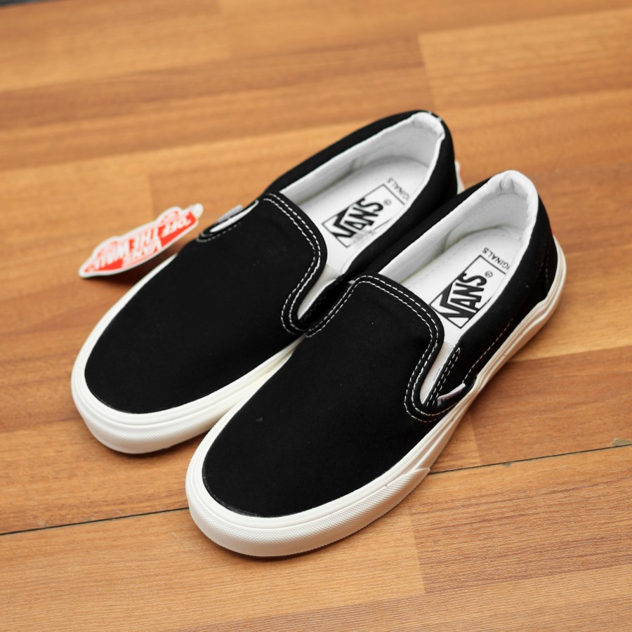 SEPATU PRIA VANS SLIP ON CLASSIC FULL WHITE SEPATU WANITA VANS SLIP ON KASUAL PUTIH POLOS PREMIUM QUALITY SEPATU SEKOLAH PUTIH / SEPATU KERJA SLOP PUTIH / SEPATU COUPLE VANS SLIP ON FULL WHITE PREMIUM TERMURAH