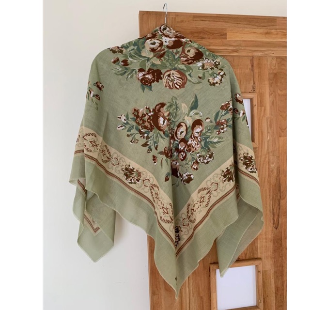 Preloved kerudung motif shabby segi 4 merk ida royani original 100%