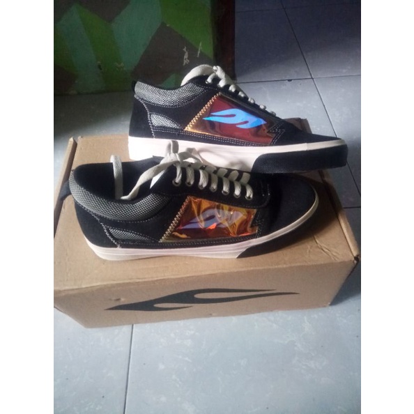 Sepatu Elfamous Endeavour Hologram