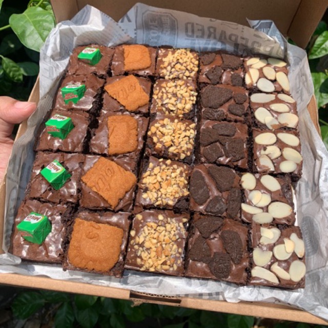 

Fudgy Brownies Mix 5 Topping (Lotus, Milo, Oreo, Almond, Peanut)