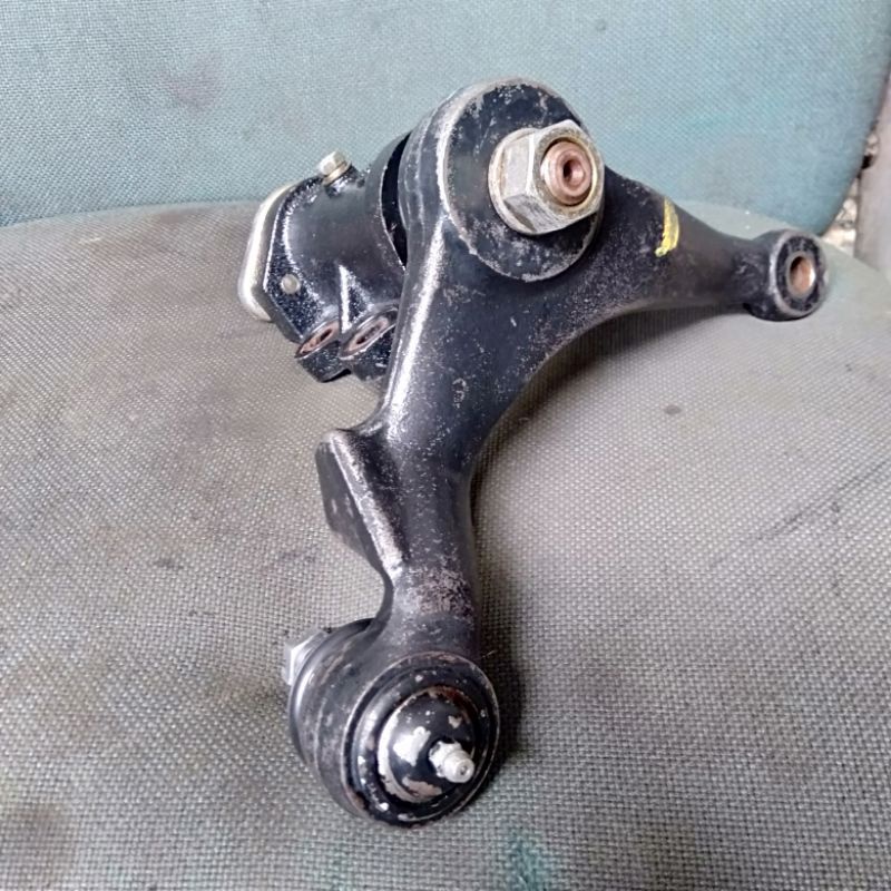 bell crank idle arm kanan hosing Assy kodoan L300 original