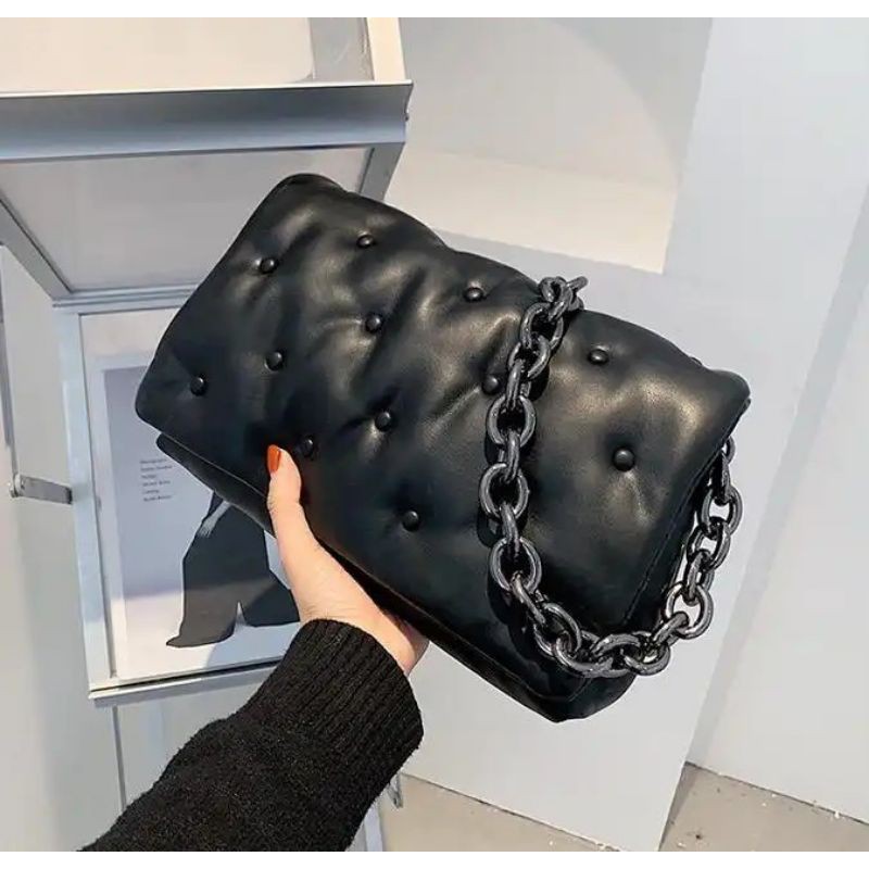 

Kode: ELJ 5262IDR : 156 rb Bahan : Kain dan Kulit Pu ukuran: 20 x 30 x 7 cm Warna : Black, Blue