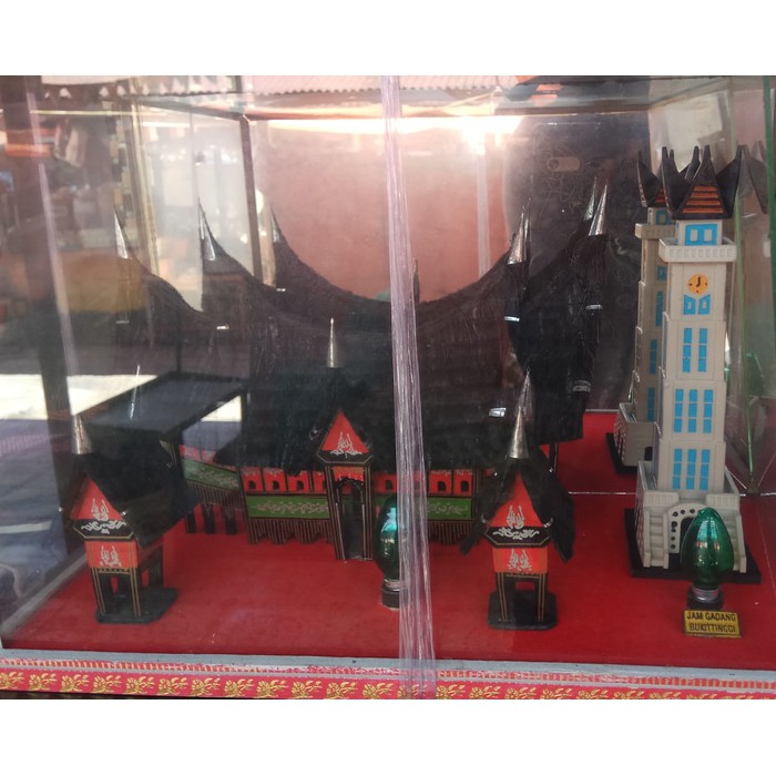 Miniatur Rumah Gadang plus miniatur jam gadang