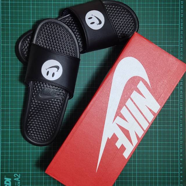 nike benassi jdi smiley