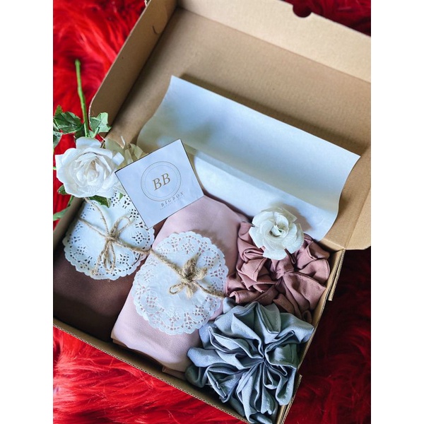 

Hampers Pasmina + Bella square