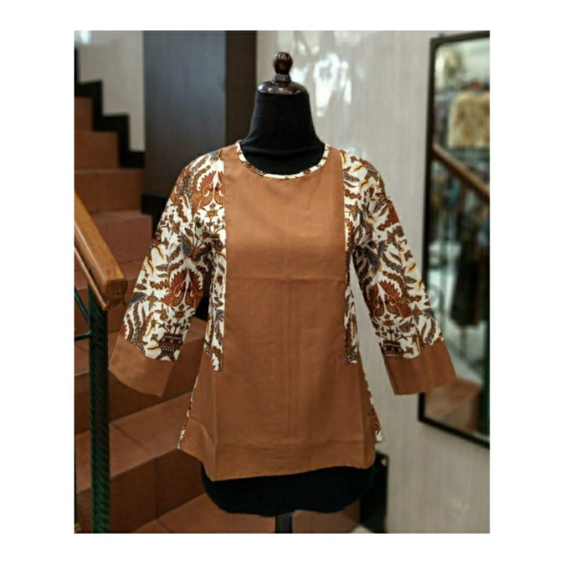 Blus Karenina motif Mahkota Wijaya dari Pangestu Batik