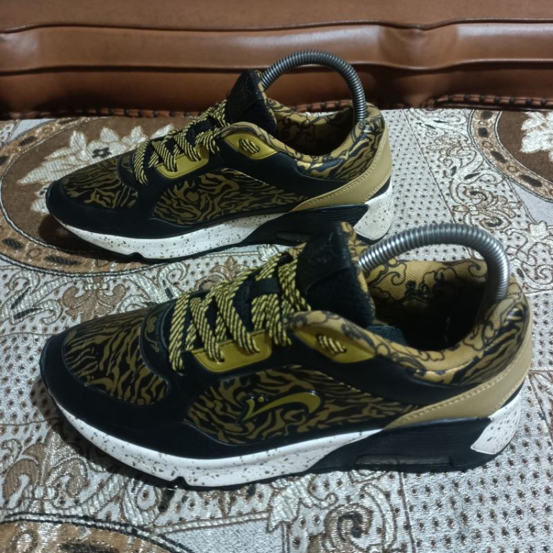 sepatu second import murah. sepatu bekas motif batik preloved size 39