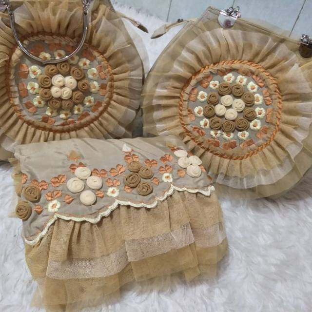 Mukena bordir bunga timbul