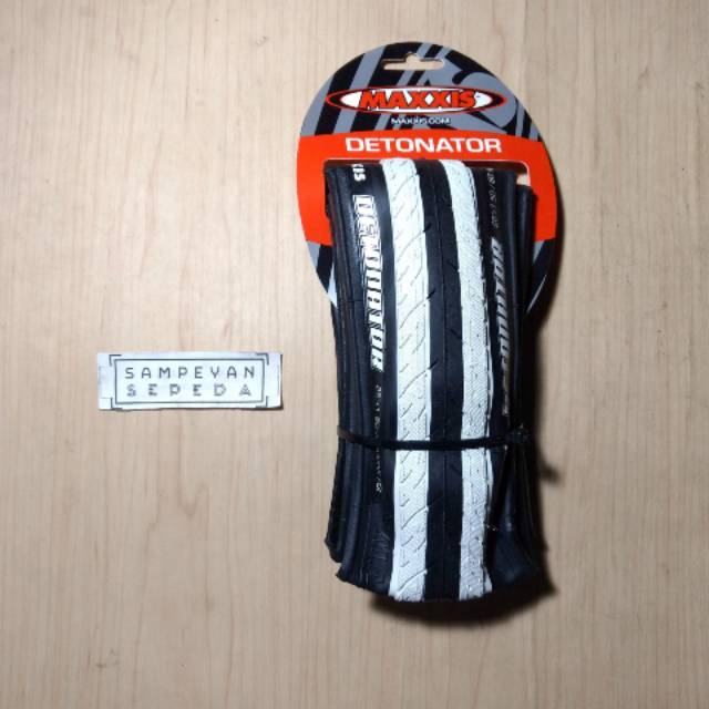 Ban Luar Maxxis 26 x 150 Detonator Hitam Lis Putih