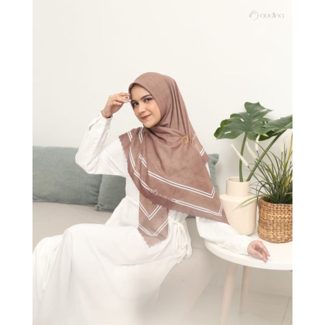 HIJAB SEGI EMPAT KIRANA PATTERN SCRAF ORI BY AUDINA