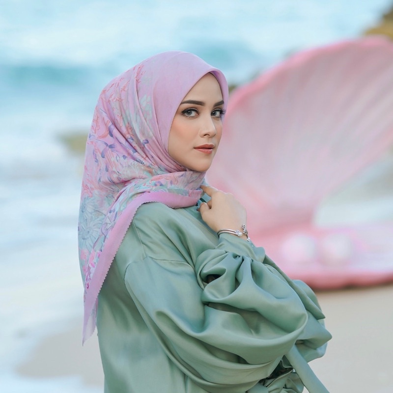 ❌SOLD ~ Preloved Buttonscarves Disney Tea Rose Hijab