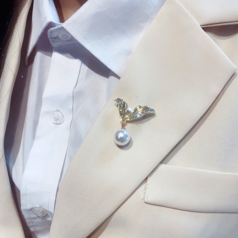 [Women &amp; Men Korean Creative Crystal Pearl Bow Brooches] [Clothes jacket Metal Brooch Pins] [Denim Shirt Lapel Hat Collar Jewelry]