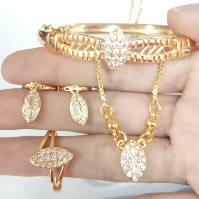 Perhiasan wanita satu set daun oval cantik gold 18k