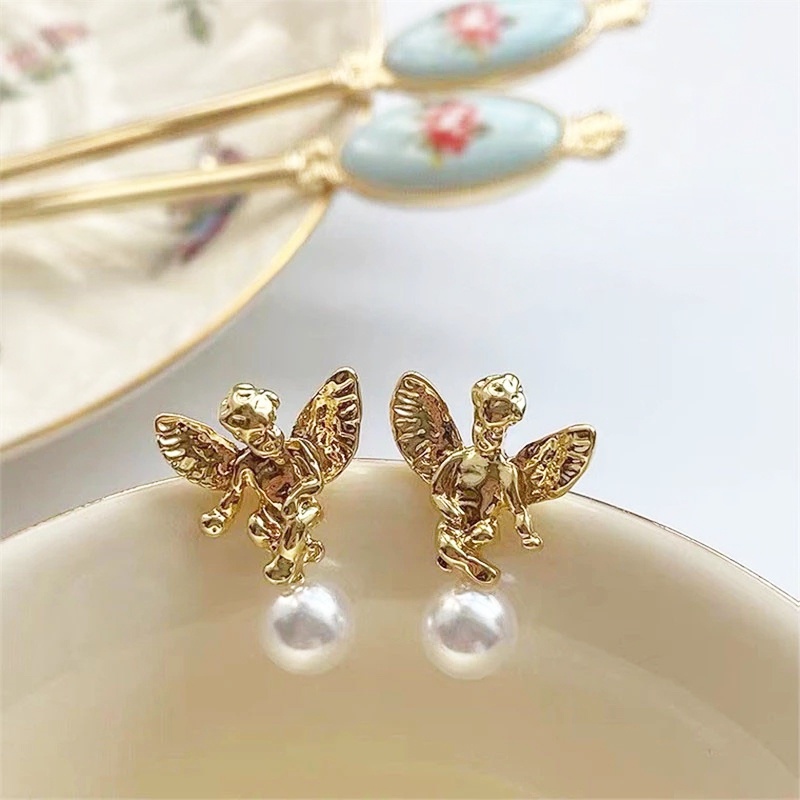 Anting Stud Desain Malaikat Cupid Aksen Mutiara Warna Emas Gaya Retro Perancis Untuk Wanita