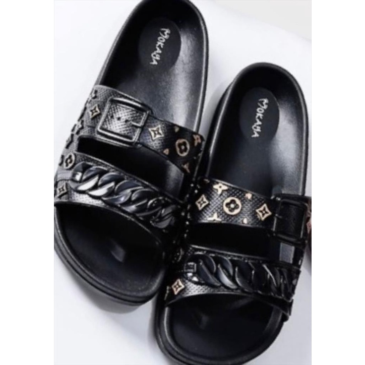 Sandal Slop Jelly Wanita Ban 2 Motif L.V Rantai Gesper Super Keren Elegant Mewah Import Mokaya / Size 37-41 (2013-H)-Hitam