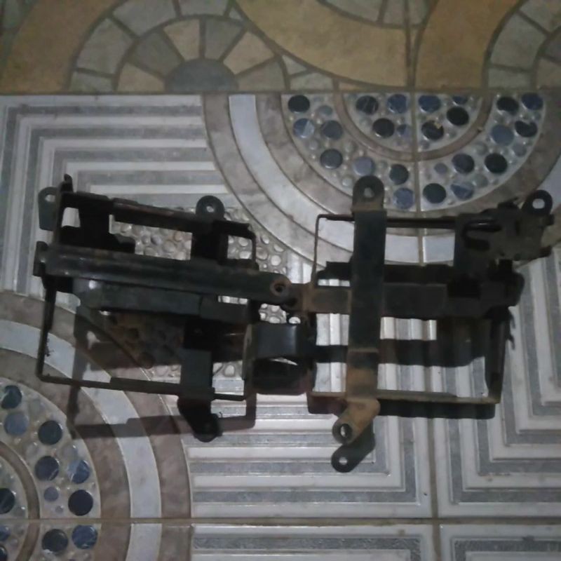 Bracket/pangkon/dudukan Aki original Tiger revo