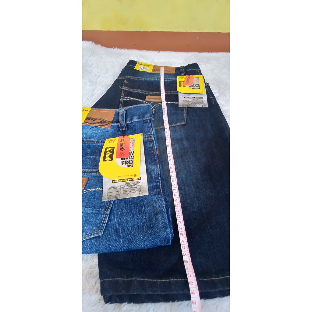 celana pendek bawah lutut panjangnya 60 cm, celana pendek bawah lutut, 60 cm panjangnya