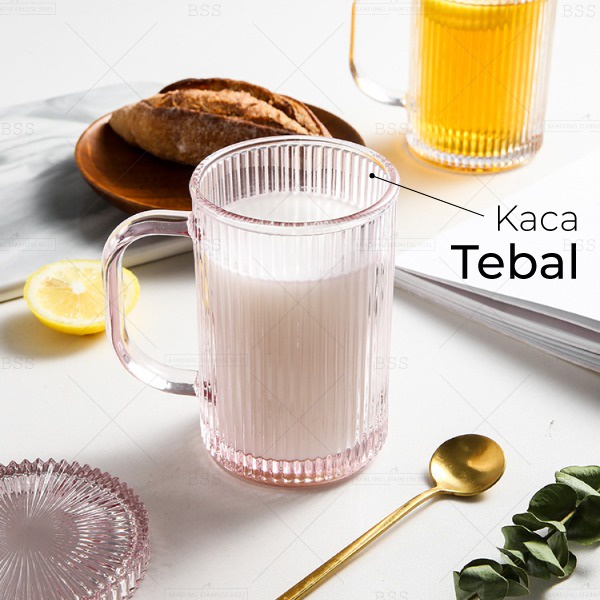 Mug Kaca Dengan Tutup Ripple Cangkir Gelas Minum Kaca 350ML Glass Kopi Jus Juice Teh Cantik Unik Pegangan