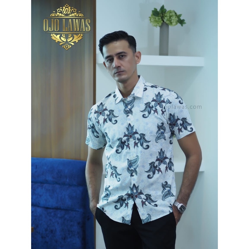 Baju Batik Lengan Pendek Model Slim fit Batik Pria warna Putih Baju Batik Slimfit Bahan Premium