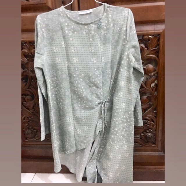 Preloved top ria miranda mint size L