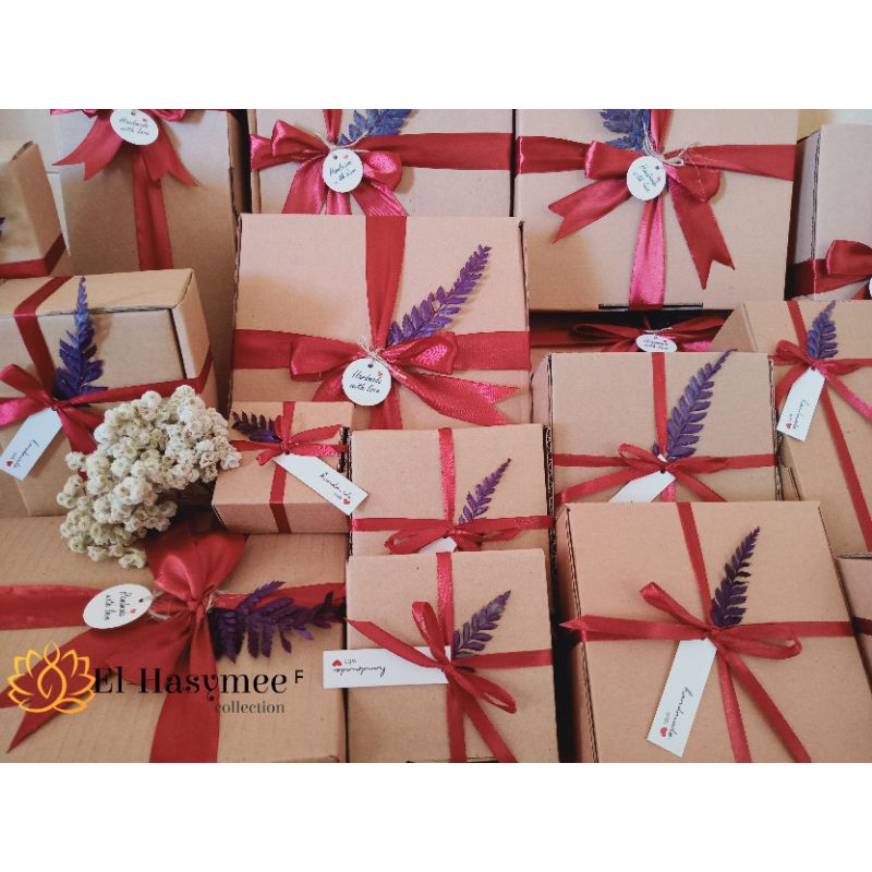 

Box / Kotak Kado / Kotak Hadiah / Kotak Hampers / Gift Box / Packaging Hadiah Pita Satin Pita Kaca Pita Kotak