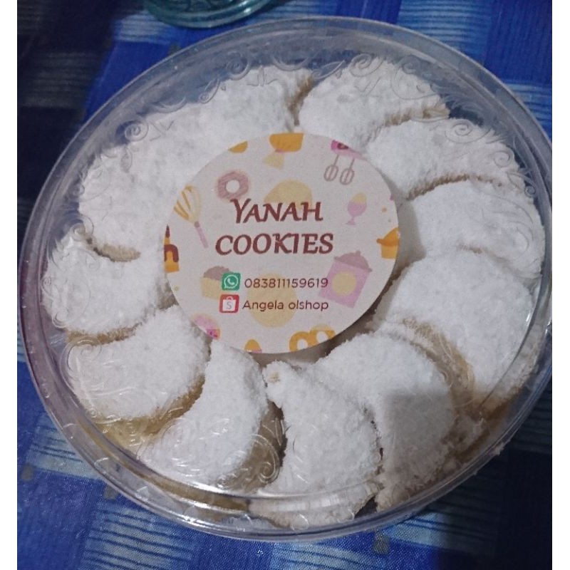 

putri salju enak, renyah & bikin nagih