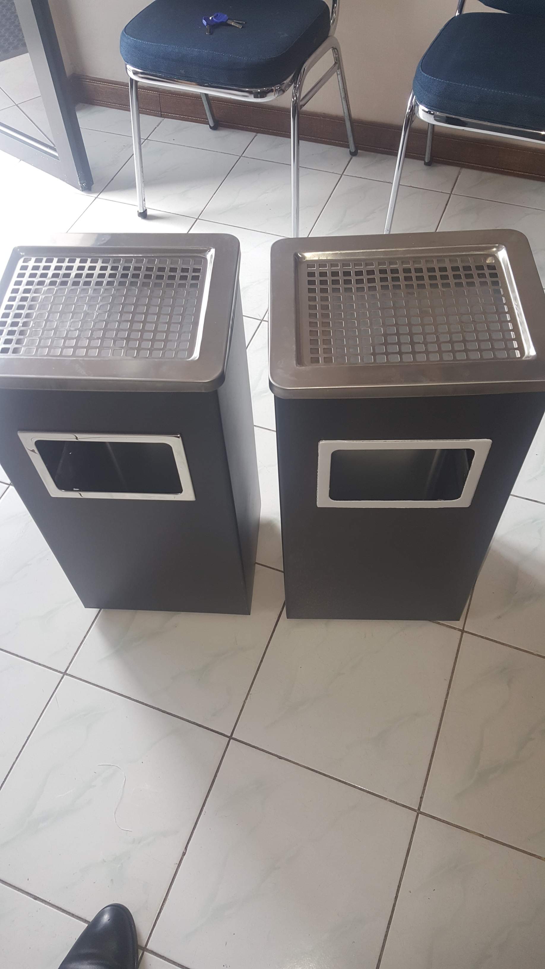 Tempat Tong Sampah Hitam Stainless Asbak Kotak Hotel Mal