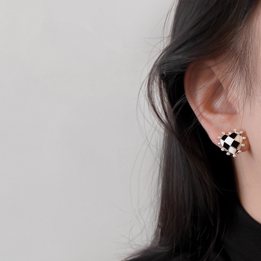 Anting Stud Bentuk Hati Motif Kotak-Kotak Aksen Mutiara Gaya Vintage Untuk Wanita