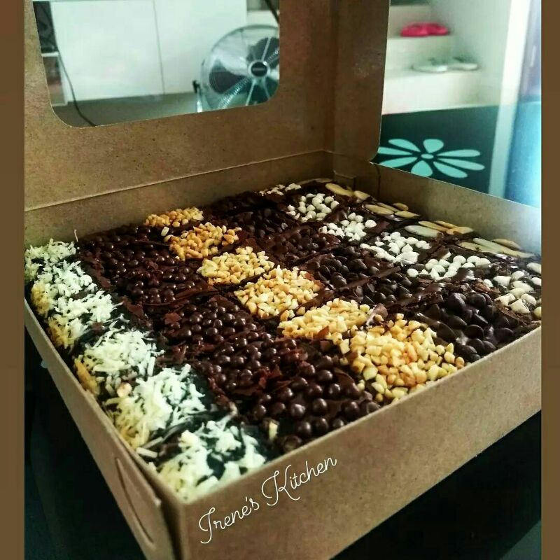 

BROWNIES CHOCO & KOPI ANEKA TOPPING IRENE'S KITCHEN ISI 36 POTONG