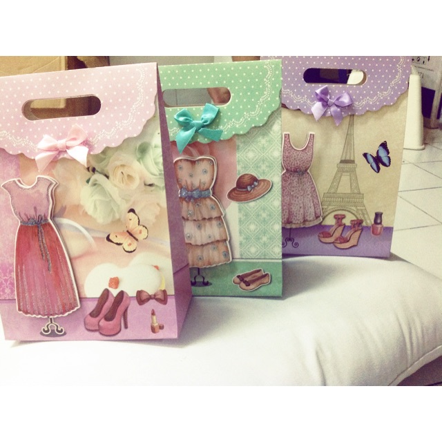 

Medium Paper Bag kado dan Paper bag Souvenir