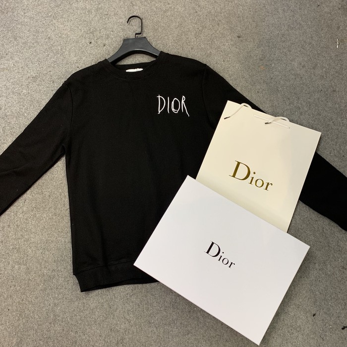 

Dijual Christian Dior Sweater Classic Black + Box PaperBag & Bill Limited