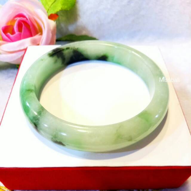 Gelang giok campur putih