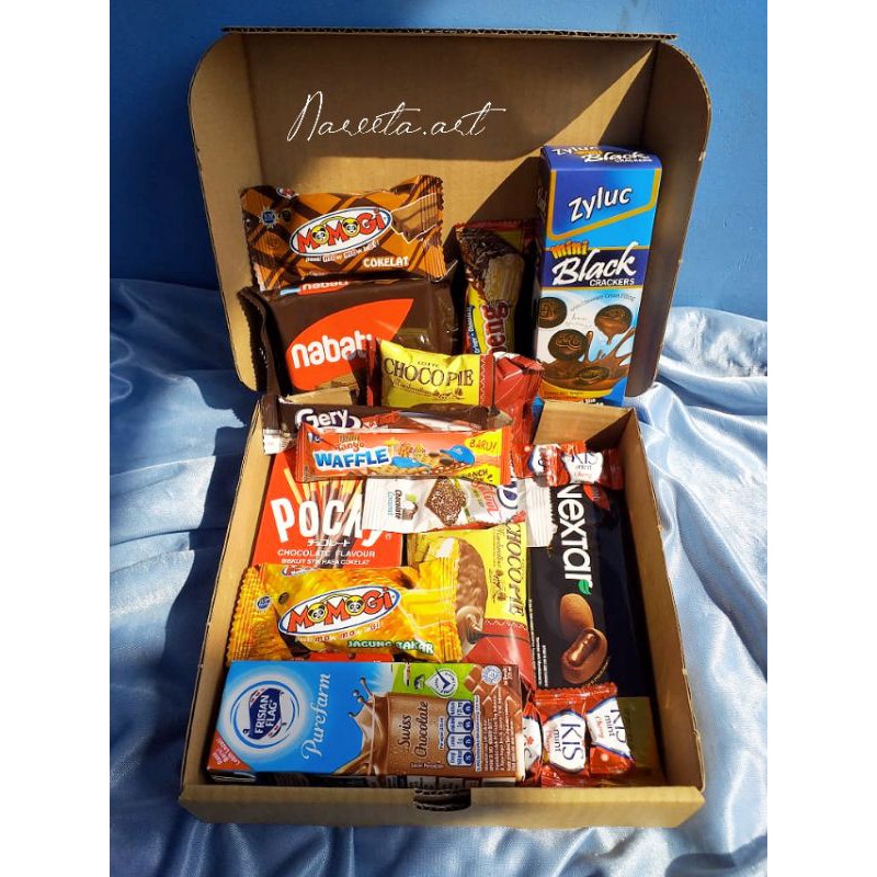 

SNACK BOX RANDOM || HAMPERS || KADO WISUDA || ULANG TAHUN || Ukuran L 26x26x4cm