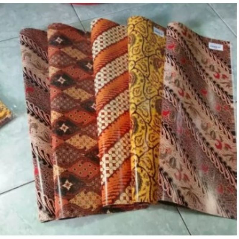 

Kertas Kado Batik Kiky Isi 50 Pcs Dengan Motif Beda-beda Random/Kertas Kado Kiky Motif Warna Warni