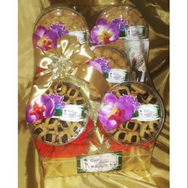 

Parcel custom/ parcel lebaran/parcel natal/ hampers/ parcel cookies/ parcel makanan minuman/parcel