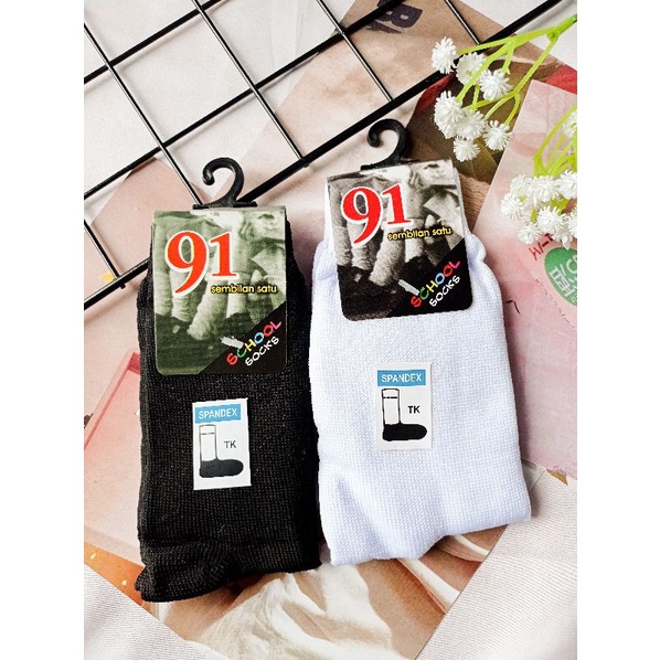 Kaos kaki sekolah TK hitam putih polos