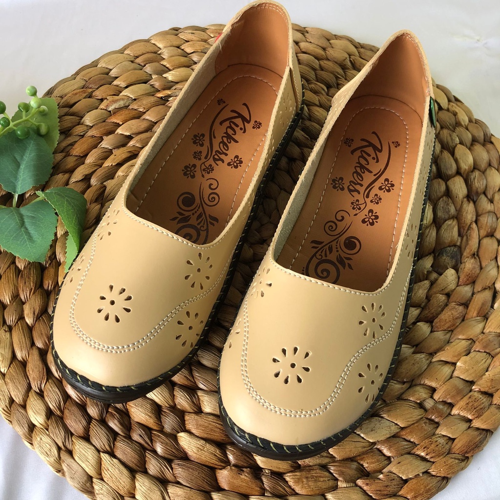 SEPATU LASER 5 CEWEK WANITA CASUAL KULIT SINTETIS TERKINI TERPOPULER TERMURAH TERLARIS SEPATU KERJA TERBARU KEKINIAN  KARET KOREAN STYLE CASUAL TERMURAH