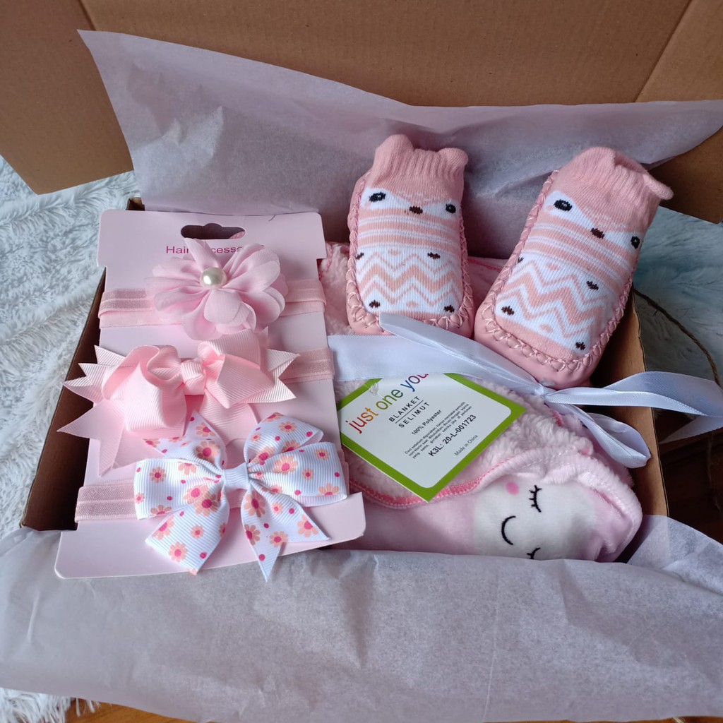 PAKET HAMPERS KADO BAYI set selimut baju bayi sepatu bayi bandana