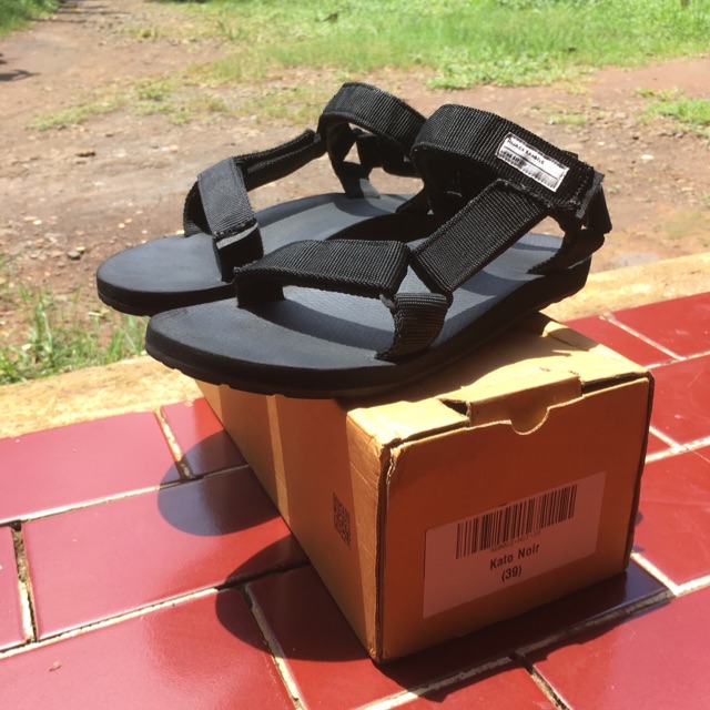 Hijack sandals second