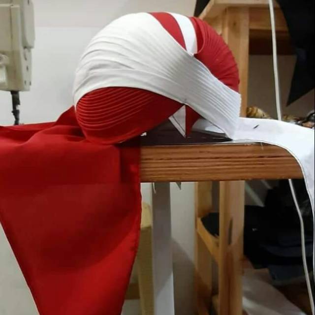 Blangkon merah putih