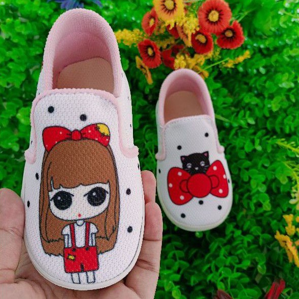 Sepatu Slip On Anak Perempuan Putih Motif Kucing Pita