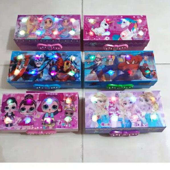 

Star 12.12 Kotak Pensil 3D Kode Kunci 3 Susun LED model nyala