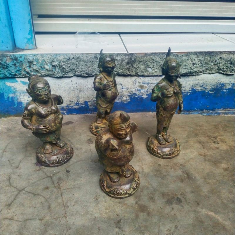 Patung punokawan kuno antik