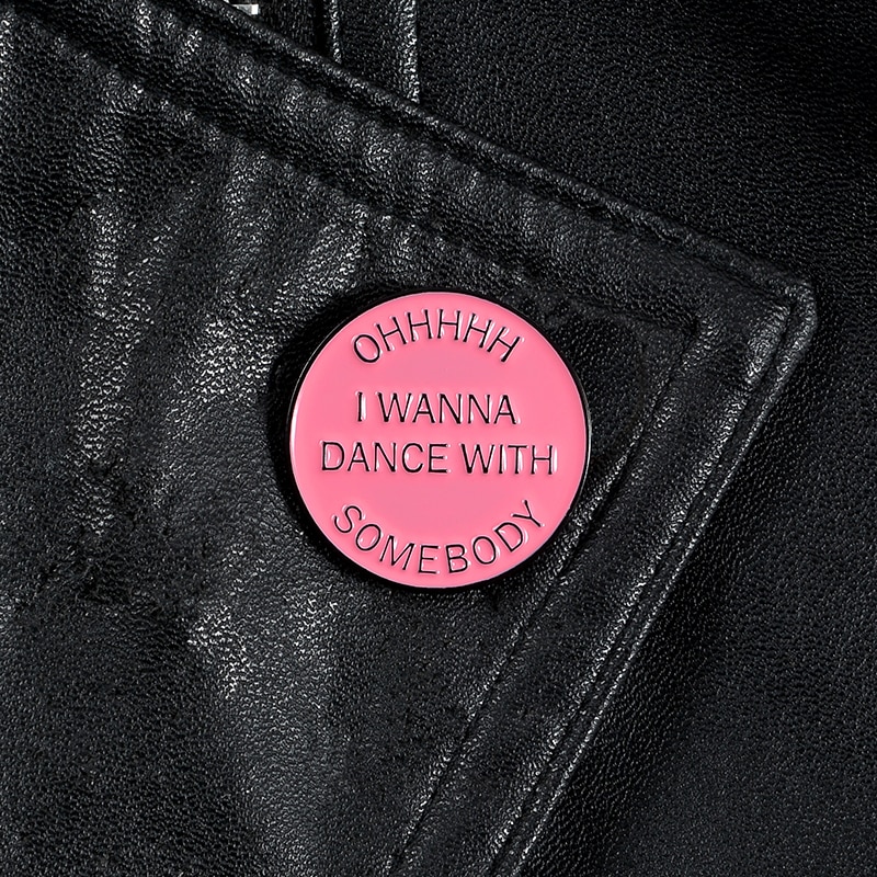 Bros pin Enamel Magnetik Bentuk Bulat Desain I wanna dance Warna Pink Untuk Hadiah