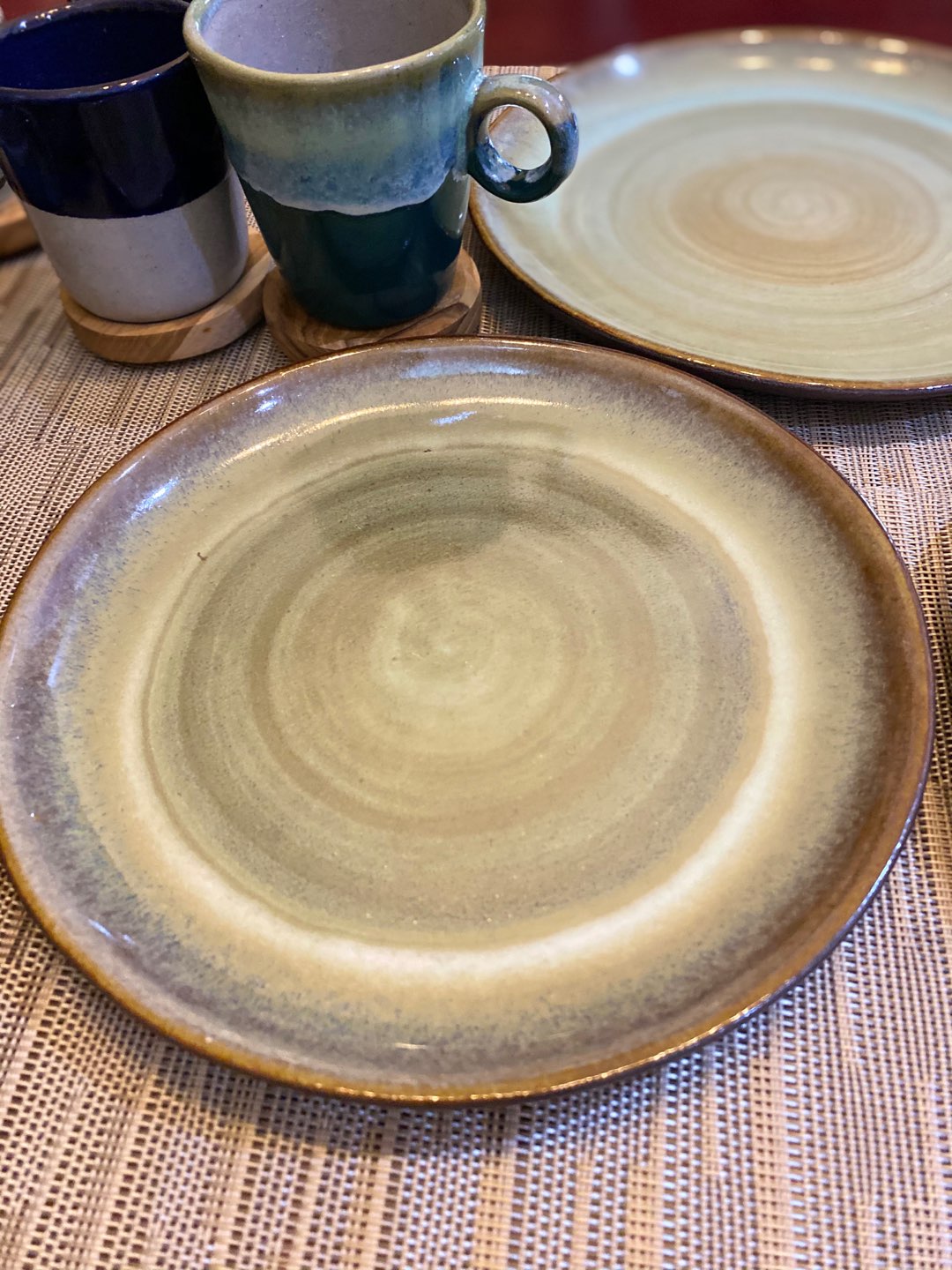 Naruna Piring Keramik Handmade Warna Hijau  Include Sendok Kayu Bisa Grafir Satuan