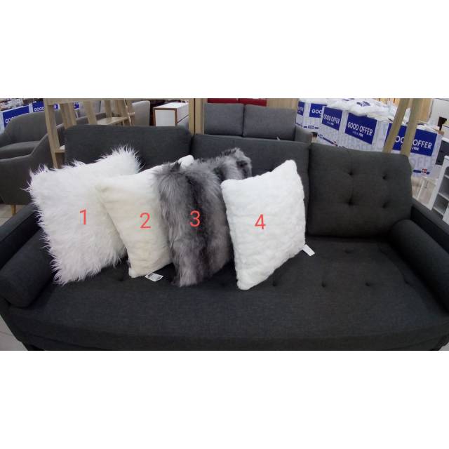 Sarung bantal sofa bahan bulu faux fur by JYSK