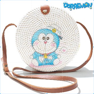 TAS ROTAN DECO MOTIF DORAEMON BERTOPI DIAMETER 20 CM - BY AL